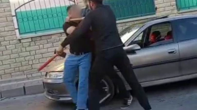 Elazığ’da baltalı-sopalı yol verme kavgası kamerada