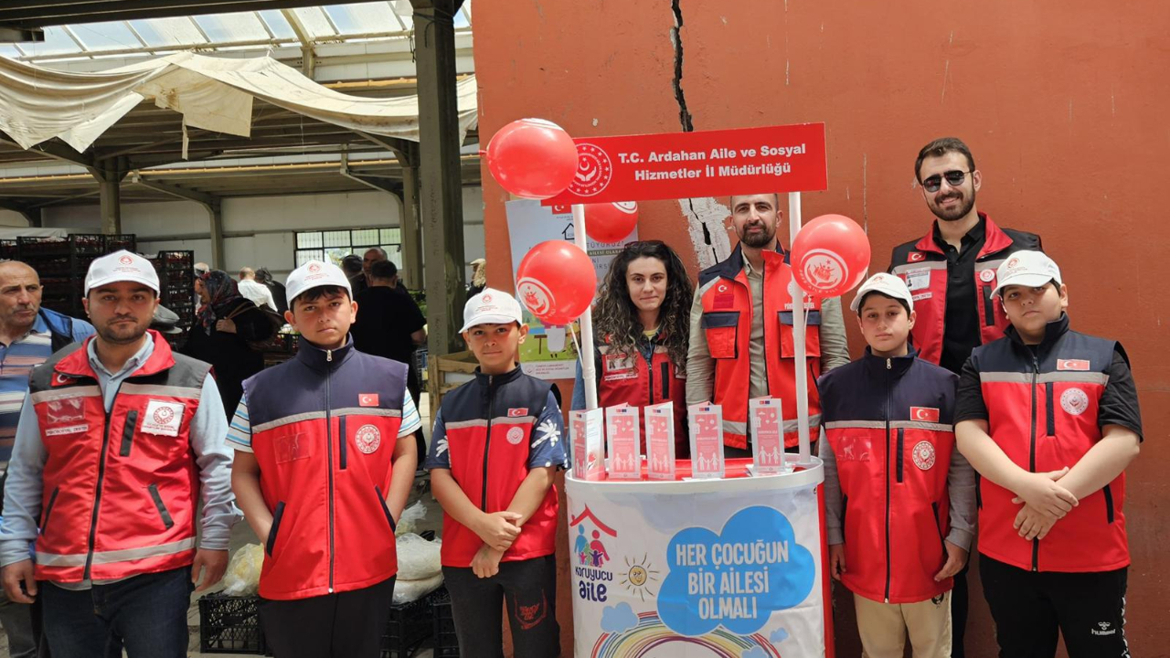 Koruyucu aile tanıtımı için çocuklar sahadaydı