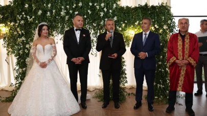 Vali Çiçek nikâh şahitliği yaptı