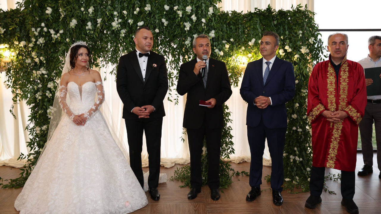 Vali Çiçek nikâh şahitliği yaptı