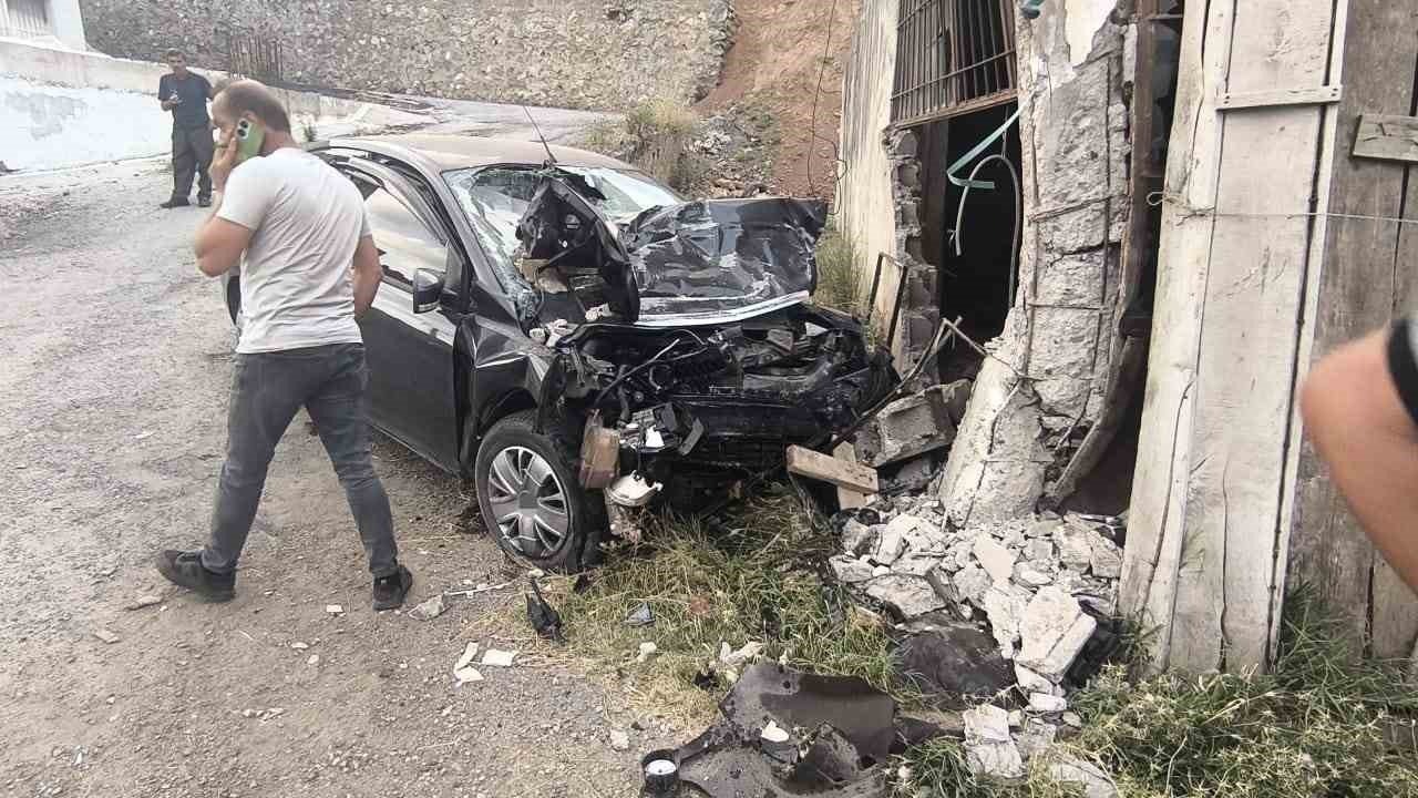 Bitlis’te otomobil duvara çarptı: 2 ölü, 2 yaralı