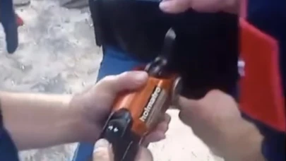 Salıncakta sıkışan çocuğu itfaiyeciler kurtardı