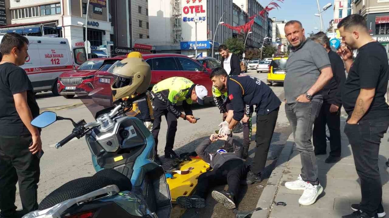 Motosiklet sürücüsü yola savruldu, cep telefonuyla iletişimini kesmedi