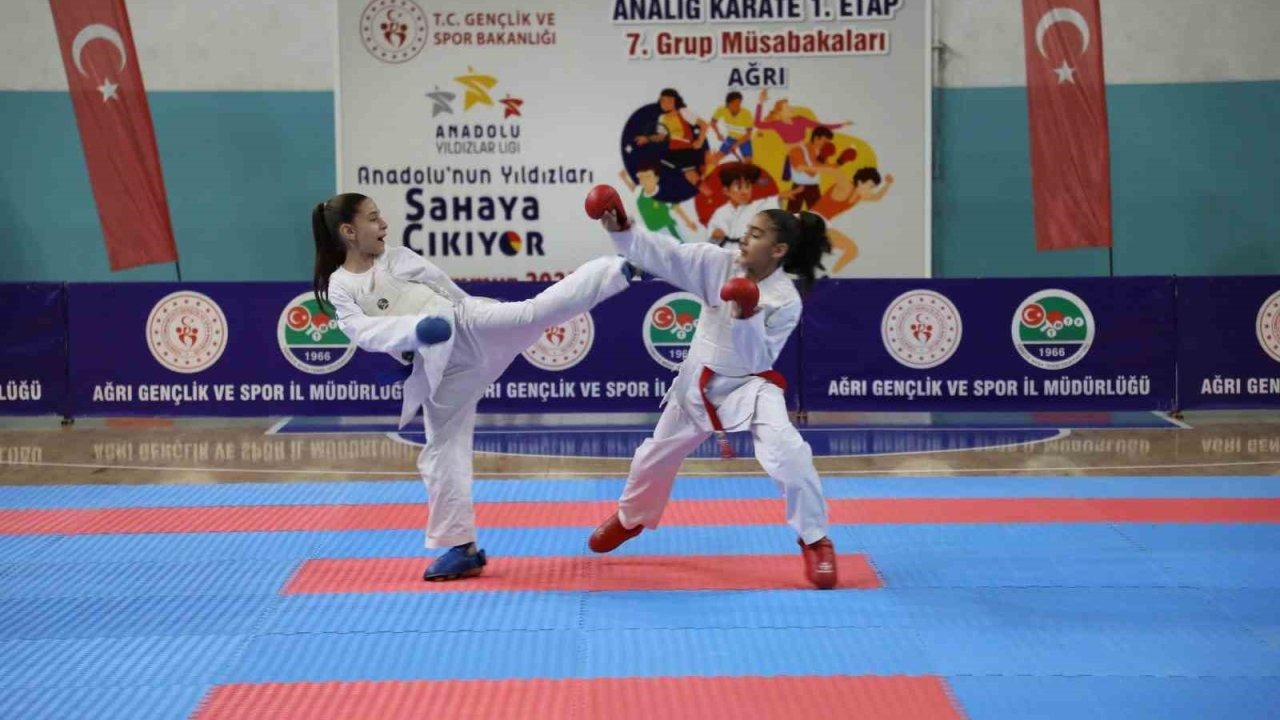 Genç karateciler Ağrı’da madalya için ter döktü
