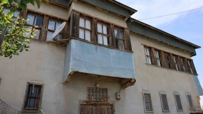 Elazığ’daki ’Kırk kapılı konak’ tarihe ışık tutmaya devam ediyor