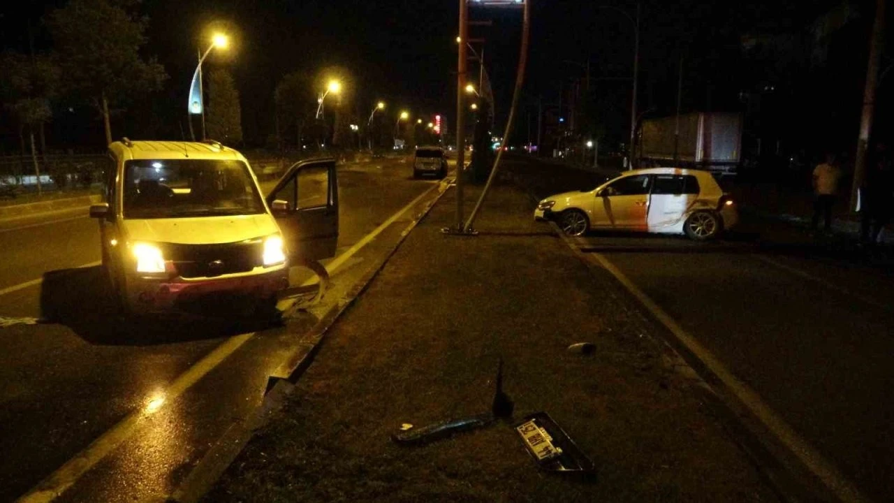 Malatya’da hafif ticari araç ile otomobil çarpıştı: 2 yaralı