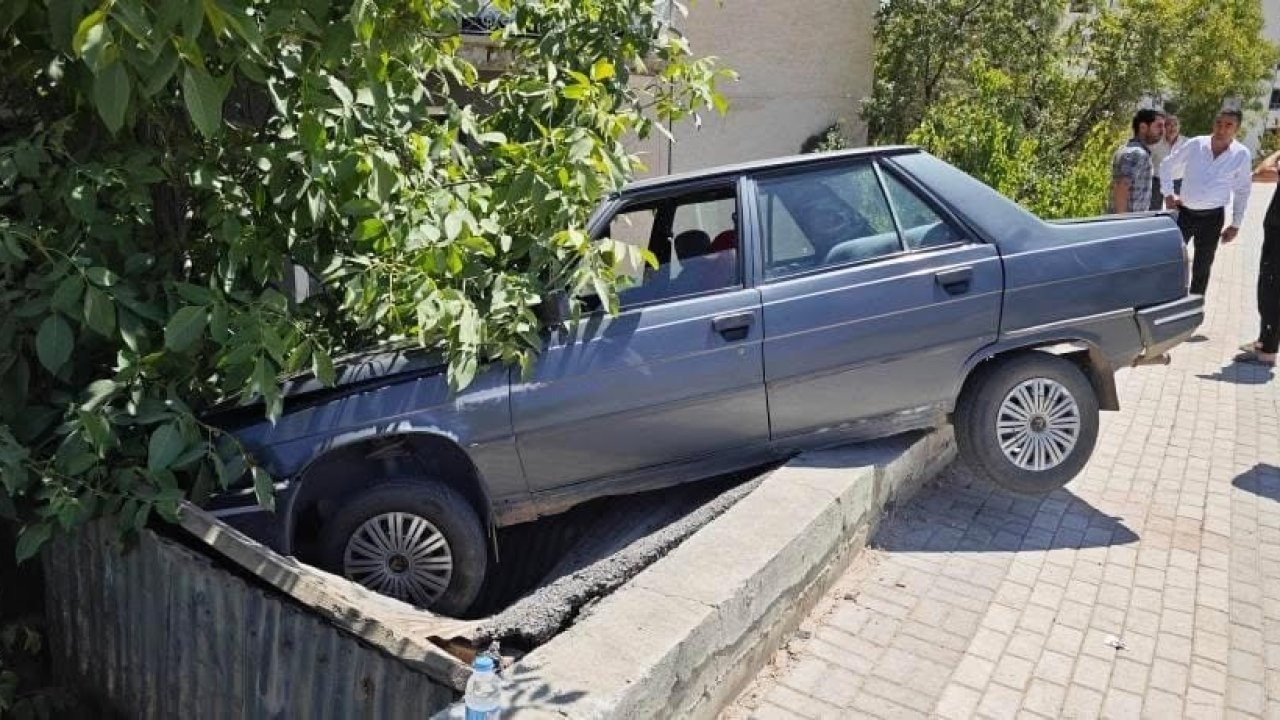 Elazığ’da tekeri patlayan otomobil, kömürlüğün üzerine çıktı