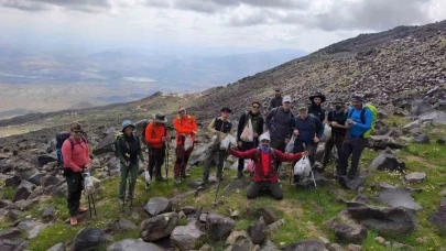 Ağrı Dağı zirvesinde çevre temizliği seferberliği
