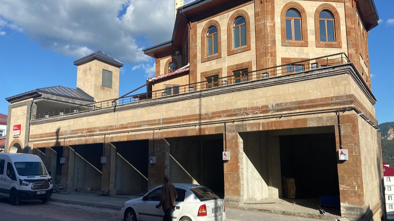 Posof’ta milyonluk dükkanlar çürümeye bırakıldı
