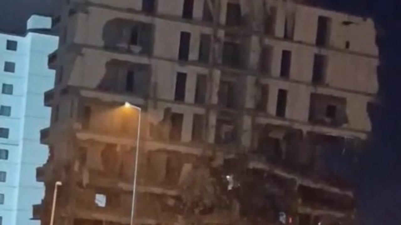 Malatya’da ağır hasarlı 7 katlı bina saniyeler içerisinde yerle bir oldu