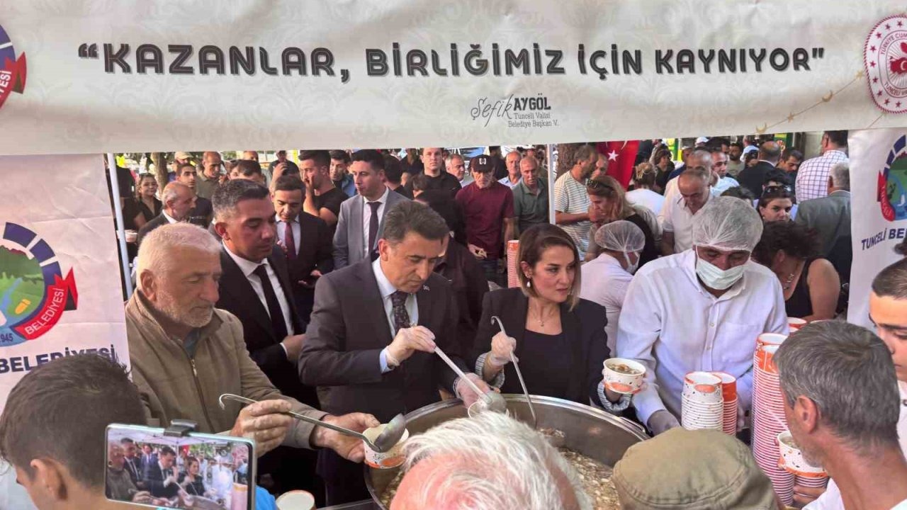 Tunceli’de valilik ve belediyeden aşure ile lokma ikramı
