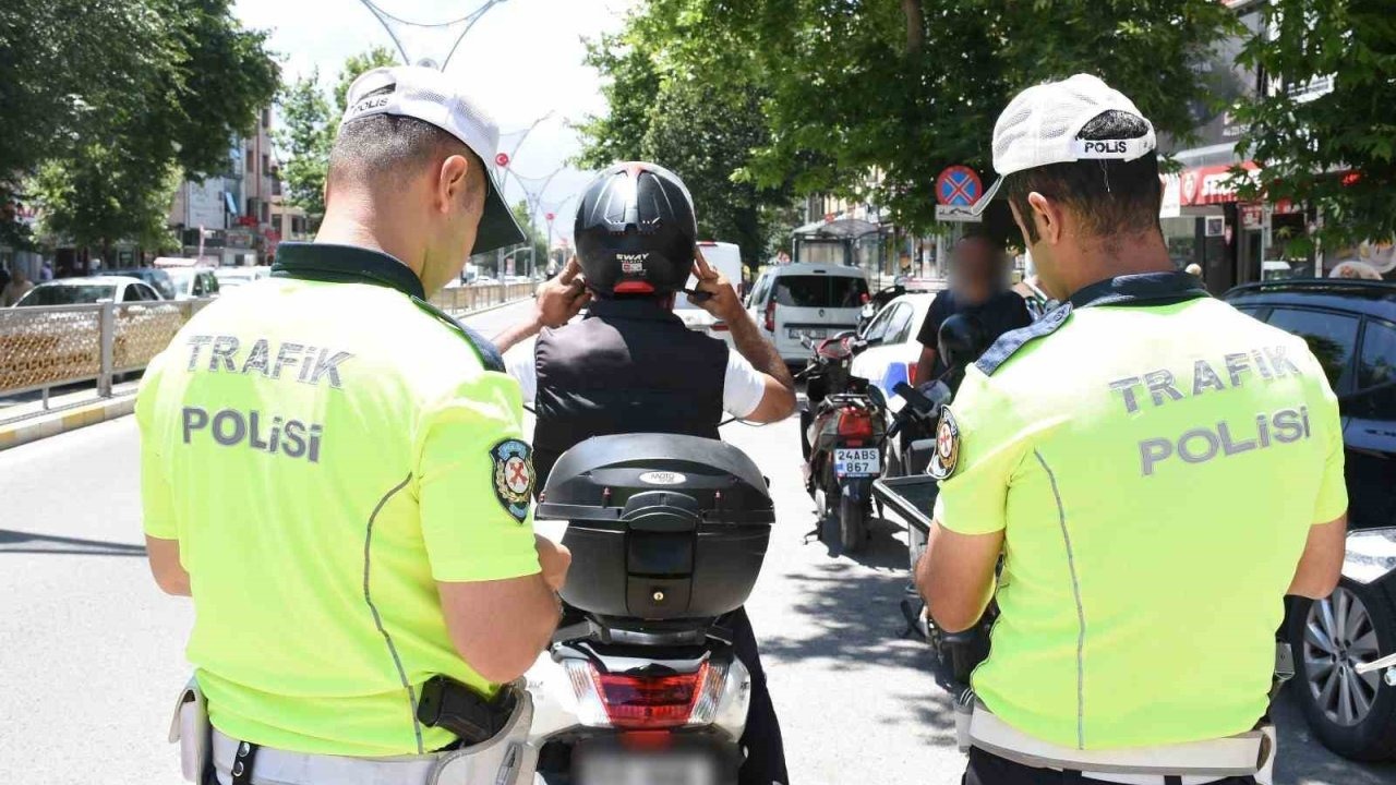 Erzincan’da motosikletlilere sıkı denetim