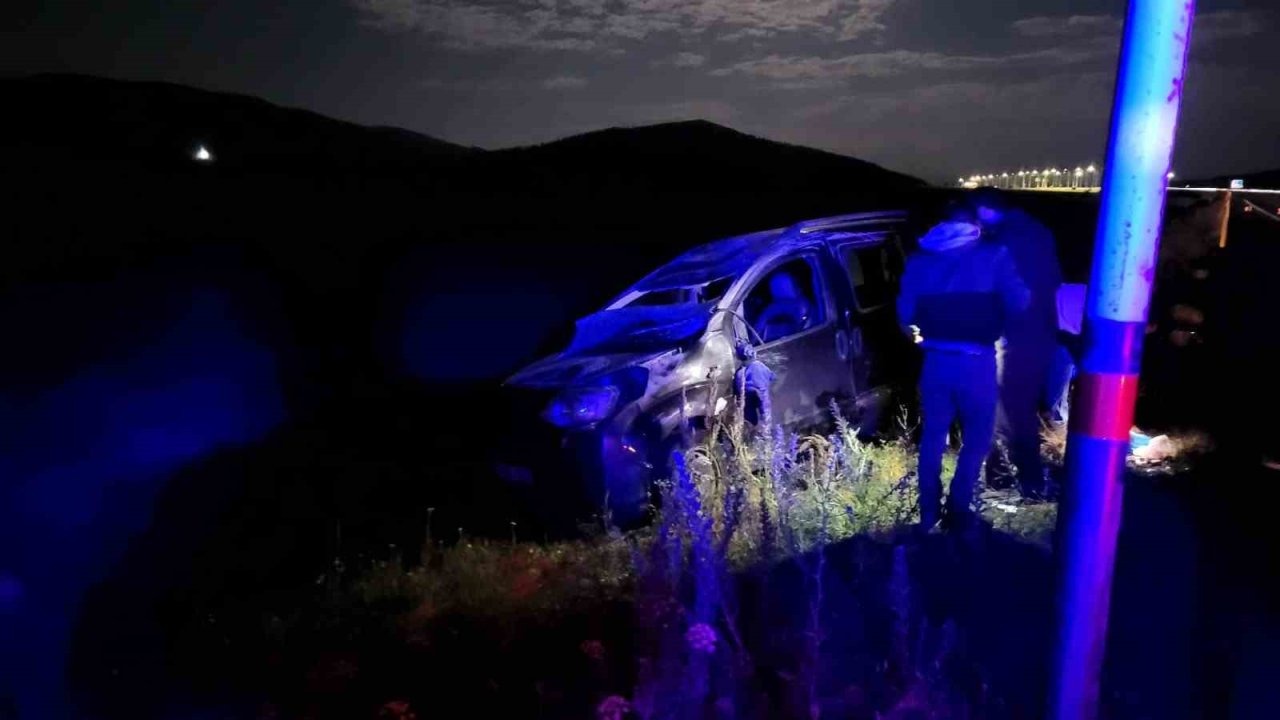 Sarıkamış’ta kontrolden çıkan araç şarampole devrildi: 4 yaralı