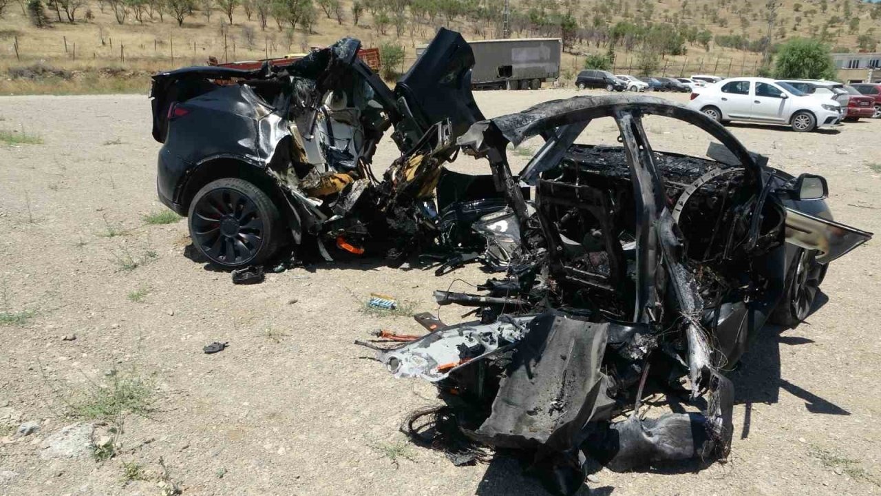 Malatya’da Tesla kazası: Araç ikiye bölündü, 2 hemşire hayatını kaybetti