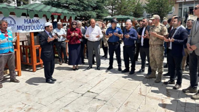 Hanak'ta vatandaşlara aşure ikramı