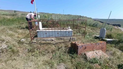 Susuz Kaymakamı Tutal, şehit mezarlarının bakım ve çevre temizliğini yaptırdı