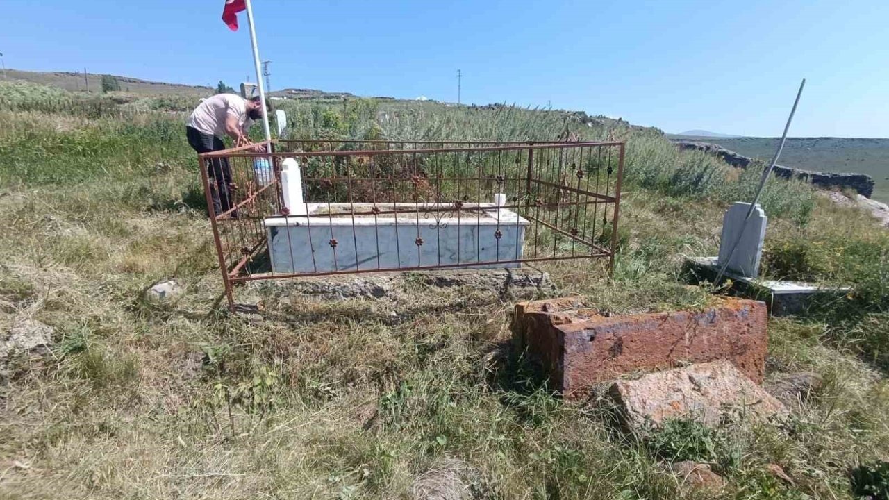 Susuz Kaymakamı Tutal, şehit mezarlarının bakım ve çevre temizliğini yaptırdı
