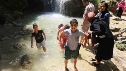 Sıcaktan kaçan şelalede serinledi
