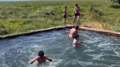 Sıcaktan bunalan çocuklar çözümü serin sularda buldu