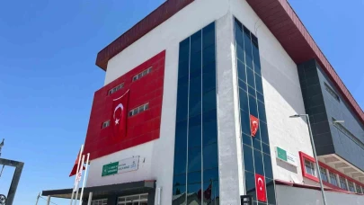 Sokaklar al bayrakla donatıldı