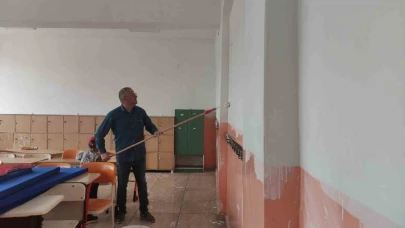 Tatil yerine okulu onarıyorlar