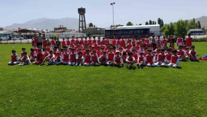 Futbol yaz spor okulu 400’ü aşkın öğrenciyle devam ediyor