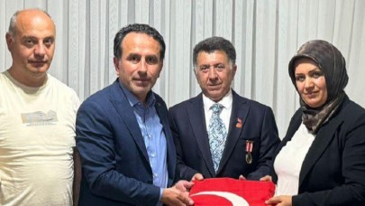 AK Parti Merkez İlçe Başkanı Ulutaş, 15 Temmuz Gazisi İpek’i evinde ziyaret etti