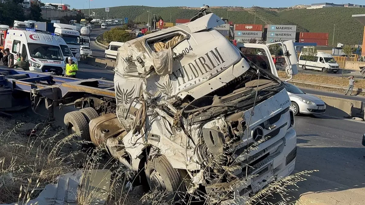 Tırın dorsesi otomobillerin üzerine düştü: çok sayıda ölü var
