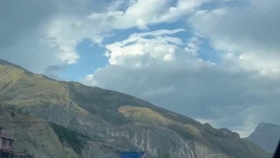 Erzurum’da spor araç mıcıra kapıldı, sürücü kazayı son anda atlattı