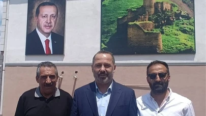 AK Parti binası Cumhurbaşkanı Erdoğan resimleriyle süslendi