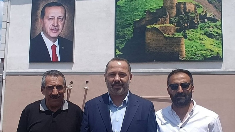 AK Parti binası Cumhurbaşkanı Erdoğan resimleriyle süslendi