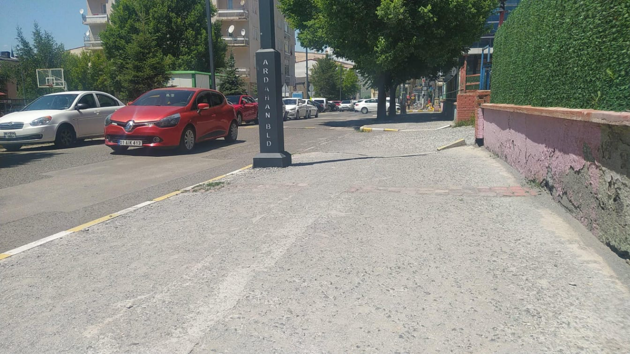 Lise caddesi kaldırımlarında C35 eksikliği
