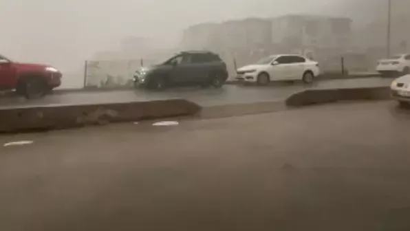 Artvin’de fırtına: Çatılar uçtu, masalar savruldu