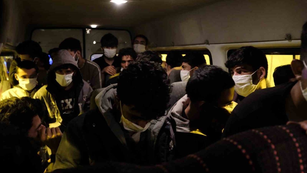 Önden keşif yapmalarına rağmen Erzincan polisini geçemediler: 24 kaçak göçmen 2 organizatör yakalandı