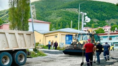 Posof Belediyesi, selin tahrip ettiği yollarda onarım çalışması başlattı