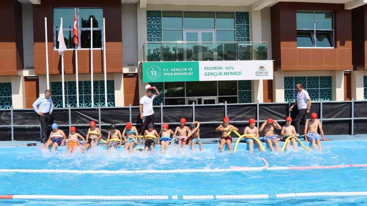 Sıcaktan bunalan çocuklar yüzme kurslarına akın etti