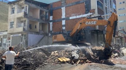 Müteahhit Ersin Yıldız,  kent merkezinde yapacağı yeni bina için ilk kazmayı vurdu