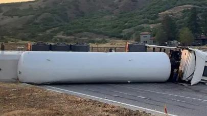 Erzincan’da devrilen kimyasal gaz yüklü tır ulaşımı 3 saat aksattı