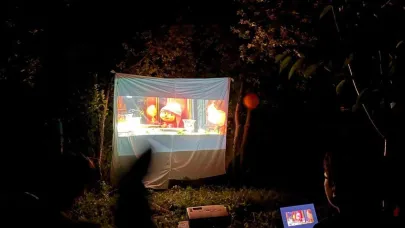 Kars’ta öğretmenden sıcak yaz akşamında çocuklara sinema keyfi