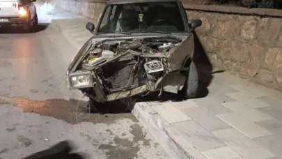 Elazığ’da otomobil duvara çarptı: 1 yaralı