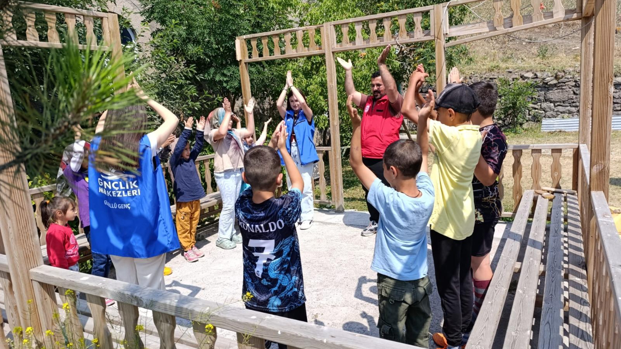 Köy meydanı şenlendi, çocuklar eğlendi