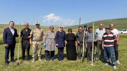 Kaymakam Meram, Üreticilerle sahada buluştu