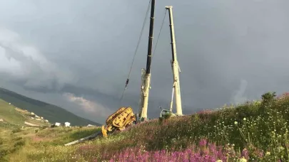 Uçuruma yuvarlanan TIR dorsesi ve dozer vinçle çıkartıldı