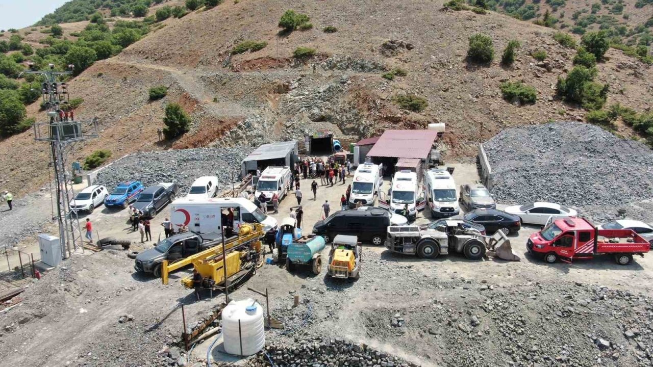 Elazığ’daki göçükte çalışmalar 4 saattir sürüyor: maden ocağı dron ile görüntülendi