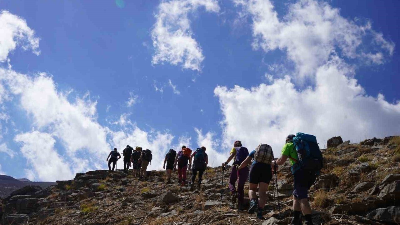 34 dağcı Yüksekova Sat Gölleri’nde doğa yürüyüşü gerçekleştirdi
