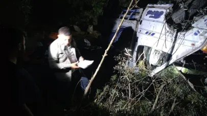 Hakkari’de kamyonet şarampole yuvarlandı