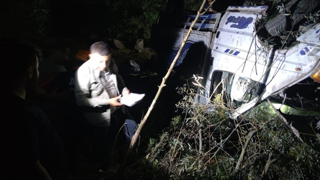 Hakkari’de kamyonet şarampole yuvarlandı