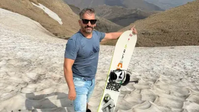 Kavurucu sıcakların yaşandığı Ağustos ayında karda kayak keyfi yaşadılar