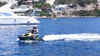 Ensar Öğüt, tatilin tadını jet skiyle çıkarttı