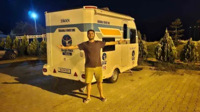 Karavanıyla Türkiye’yi gezen gezgin Van Gölü sahillerine ulaştı